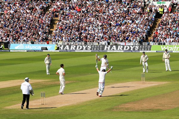  Ian Bell and Joe Root celebrate England win 3rd Ashes Test 2015