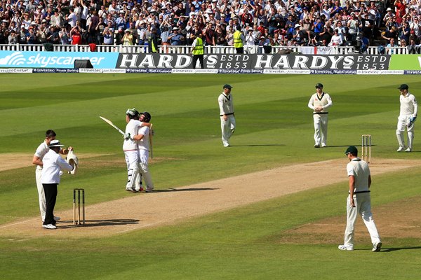 Ian Bell and Joe Root celebrate England win 3rd Ashes Test 2015