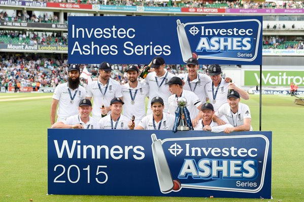  2015 England team celebrate OVal