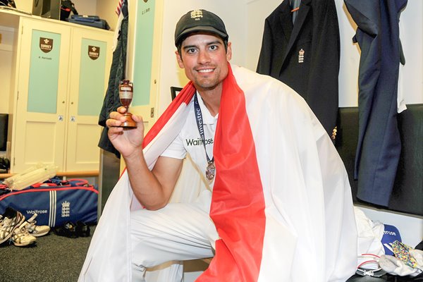  2015 Alastair Cook with Urn