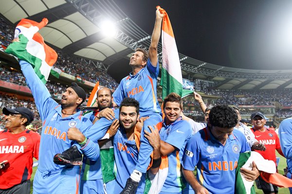 Indian players carry Sachin Tendulkar 