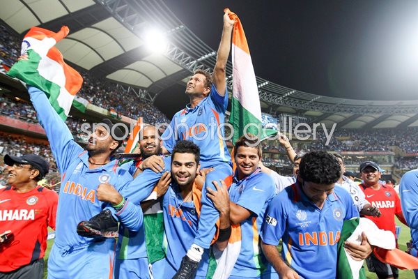 Indian players carry Sachin Tendulkar 