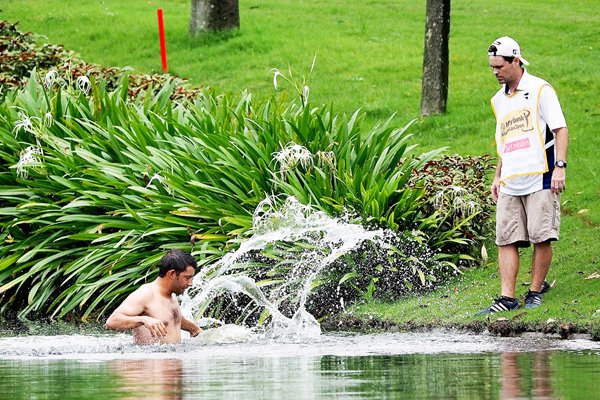 Pablo Larrazabal Malaysian Open Wasp trouble 2014