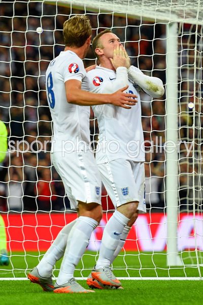 Wayne Rooney breaks Bobby Charlton Goal Record