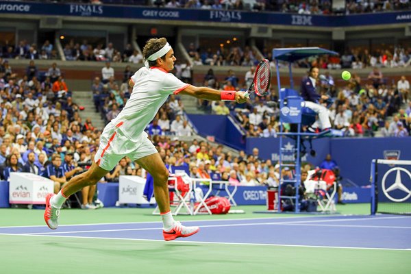 Roger Federer returns a forehand 2015 US Open 