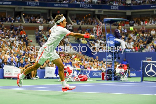 Roger Federer returns a forehand 2015 US Open 