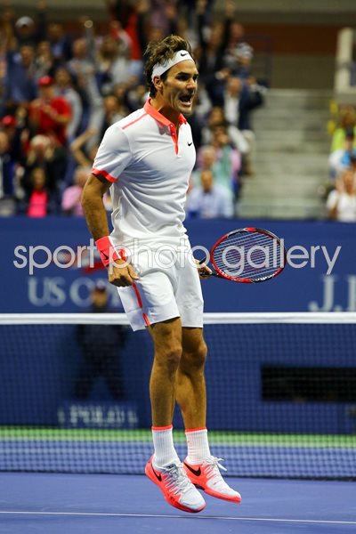Federer celebrates winning 2nd set v Djokovic US Open