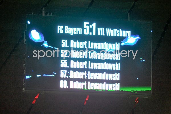 Lewandowski 5 - VfL Wolfsburg 1 scoreboard
