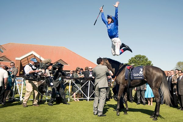 Frankie Dettori dismount Newmarket 1000 Guineas 2011