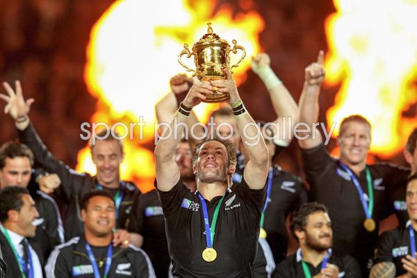 Richie McCaw New Zealand lifts the Webb Ellis Cup 2011