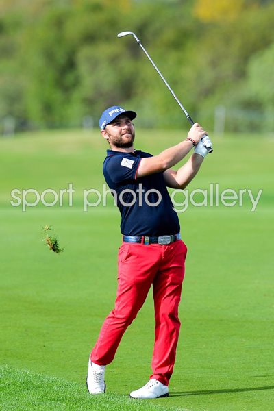 Andy Sullivan plays his second shot Portugal Masters