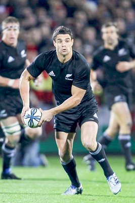 Dan Carter stars in New Zealand win v Wales