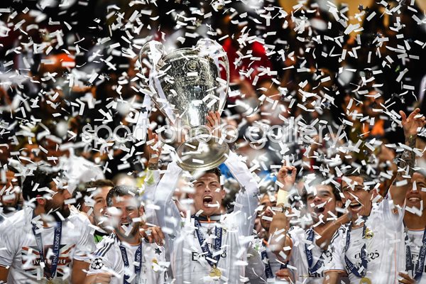 Cristiano Ronaldo Real Madrid lifts the Champions league trophy 