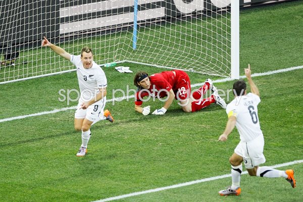 Kiwi striker Shane Smeltz scores v Italy