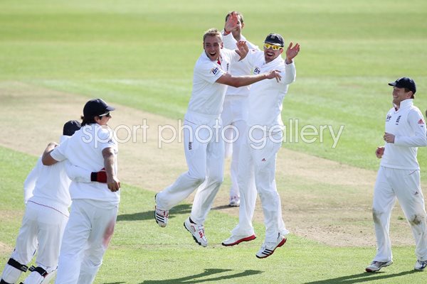 Braod & England celebrate Cardiff win 2011