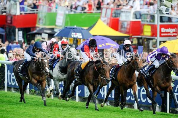 Pour Moi wins the 2011 Derby