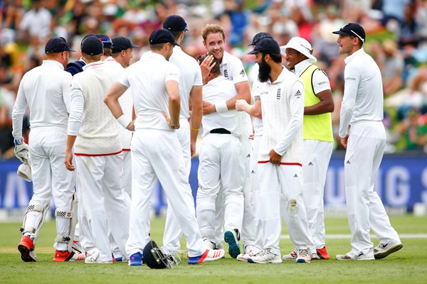England celebrate Stuart Broad wicket v South Africa 2016