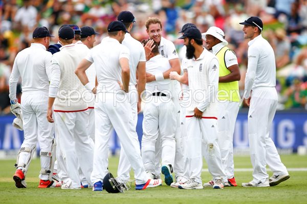 England celebrate Stuart Broad wicket v South Africa 2016