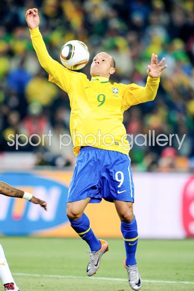 Luis Fabiano juggles en route to goal v Ivory Coast
