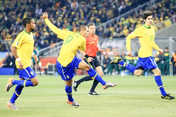 Luis Fabiano scores as Kaka looks on 