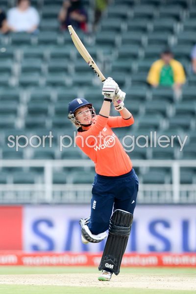 Sarah Taylor England Women bats