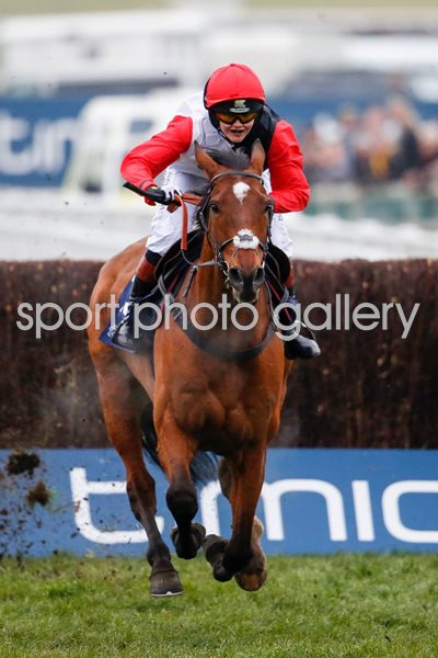 Victoria Pendleton rides Pacha De Polder Cheltenham 2016