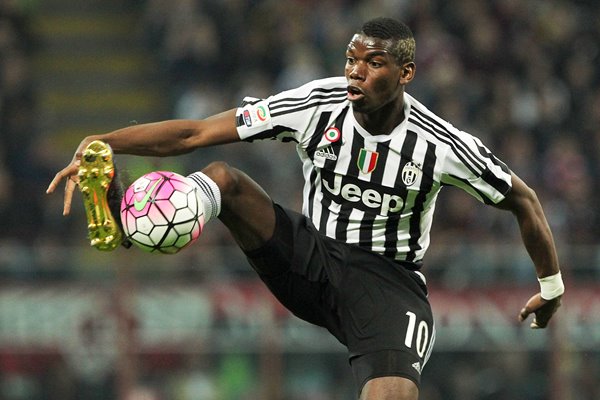 Paul Pogba Juventus controls the ball 