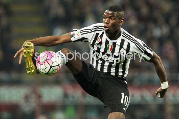 Paul Pogba Juventus controls the ball 
