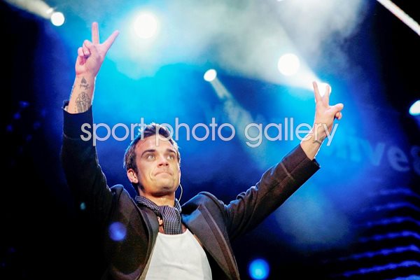 Robbie Williams performs at Live 8 London 