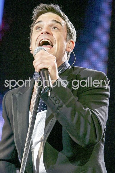 Robbie Williams performs at Live 8 London