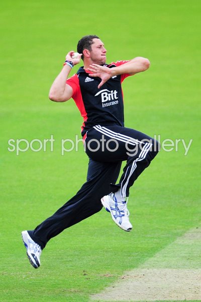 Tim Bresnan bowls for England 2011