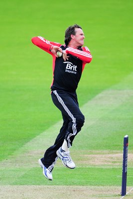 Graeme Swann bowls ODI 2011