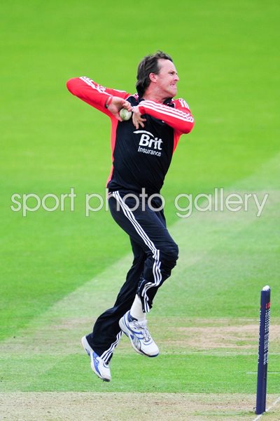 Graeme Swann bowls ODI 2011