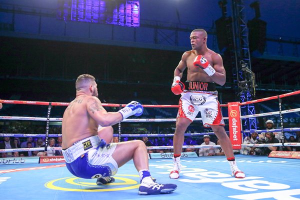 Illunga Makabu knocks down Tony Bellew Goodison Park 2016