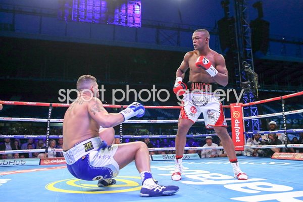 Illunga Makabu knocks down Tony Bellew Goodison Park 2016