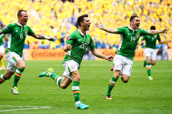 Wes Hoolahan scores Ireland v Sweden Paris 2016