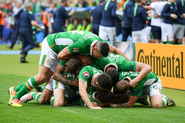 Wes Hoolahan scores Ireland v Sweden Paris 2016