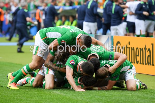 Wes Hoolahan scores Ireland v Sweden Paris 2016