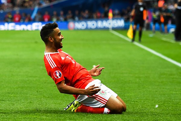 Neil Taylor Wales scores v Russia Toulouse 2016