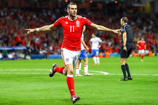 Gareth Bale Wales scores v Russia Toulouse 2016