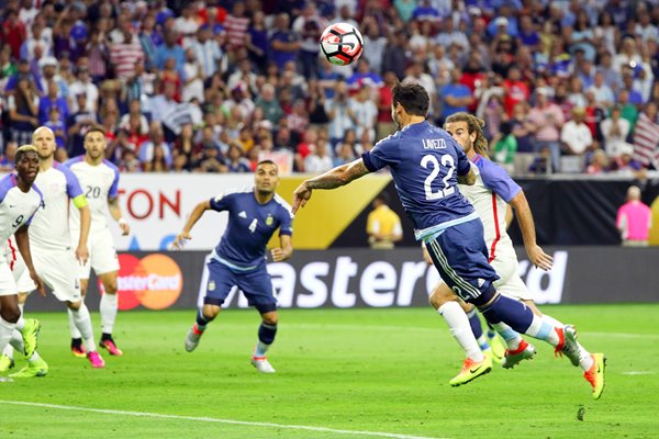 Ezequiel Lavezzi Argentina header v USA