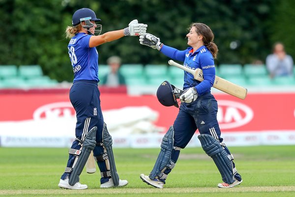 Tammy Beaumont & Lauren Winfield England Worcester 2016