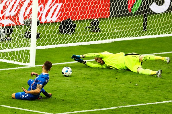 Arnor Ingvi Traustason Iceland scores v Austria Paris 2016
