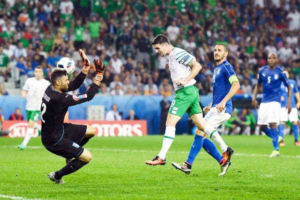 Robbie Brady Ireland scores v Italy Lille 2016