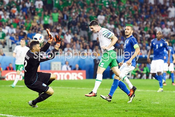 Robbie Brady Ireland scores v Italy Lille 2016