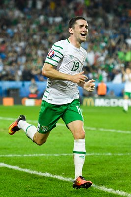 Robbie Brady Ireland scores v Italy Lille 2016
