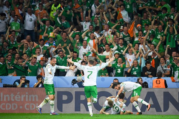 Robbie Brady Ireland scores v Italy Lille 2016