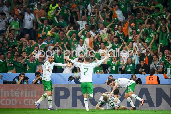 Robbie Brady Ireland scores v Italy Lille 2016