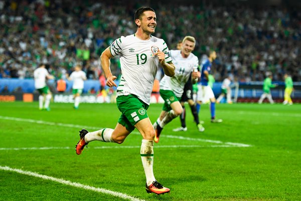 Robbie Brady Ireland scores v Italy Lille 2016