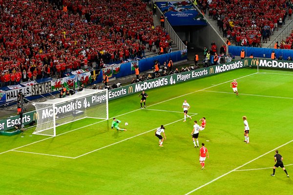 Hal Robson-Kanu Wales scores v Belgium Quarter Final 2016